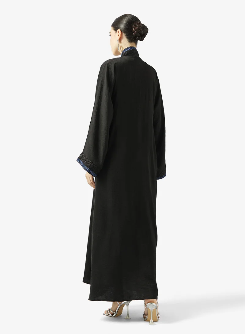 هيا كلوزيت عباية مطرزة باللون الأسود مع شيلة